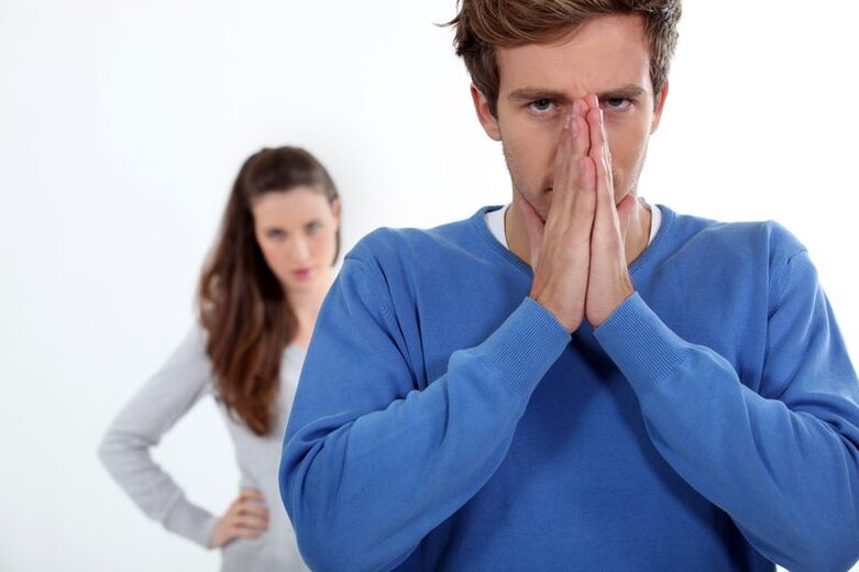 Mann opgeregt mat Prostatitis Symptomer