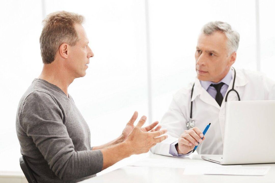 en Dokter gesinn fir Symptomer vun der Prostatitis